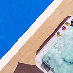 Villa Calma With Heated Pool,jacuzzi, Finnish Sauna And 4 Bedrooms